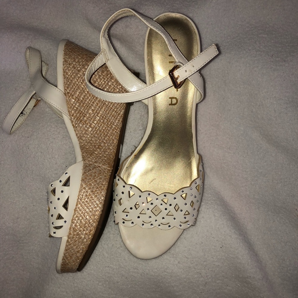 CREAM WEDGES